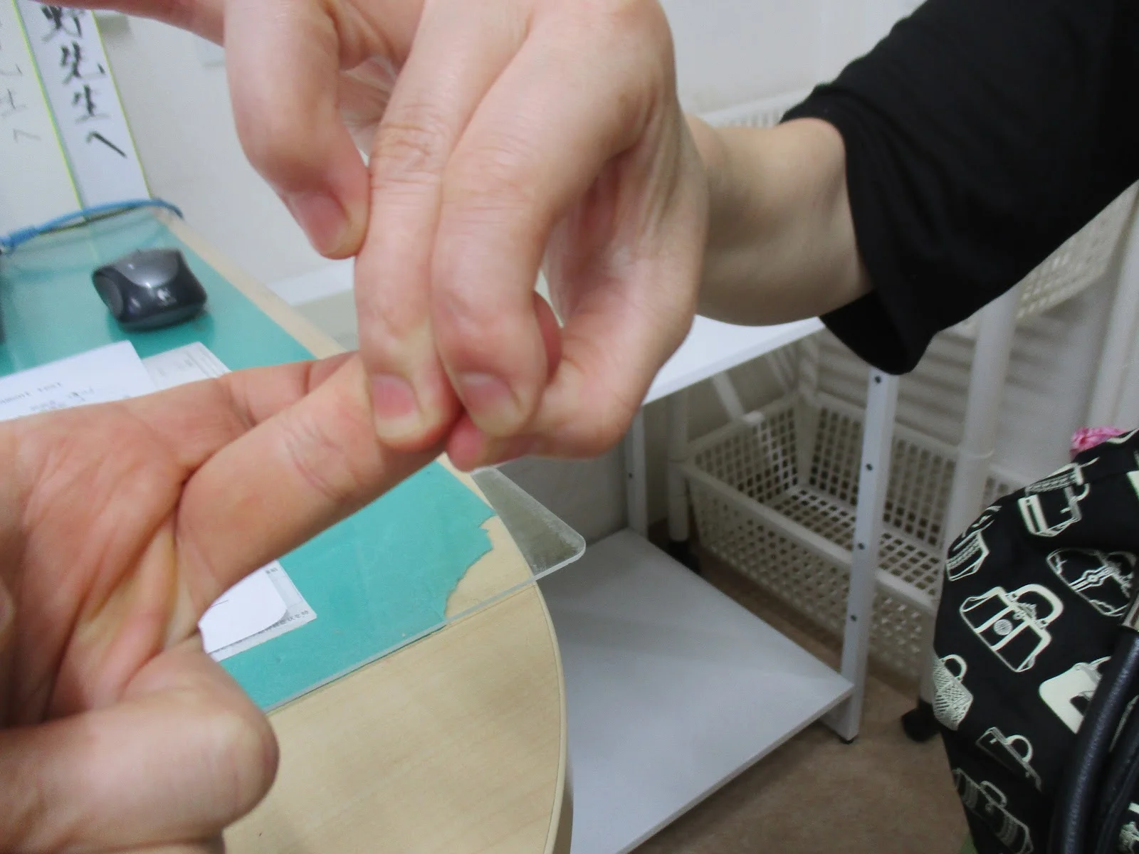 つまみ動作が回復して指先の力が入っている（爪の周囲の皮膚が白くなるぐらい力が入っていますね）のがわかります。