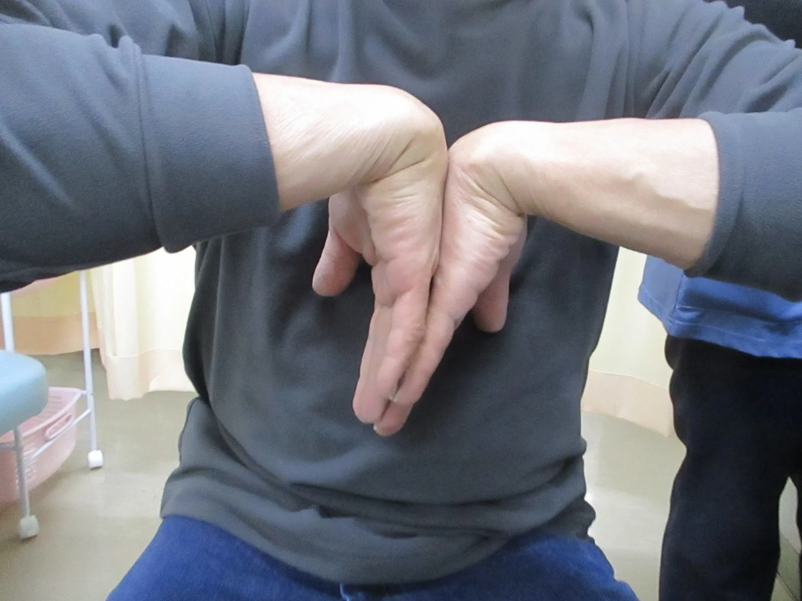 掌屈も問題なしです変形治癒で関節固定をせざるを得ない場合の参考になるので私自身にとっての教科書です。今後も一つ一つの状況を丁寧に拝見させていただきます。